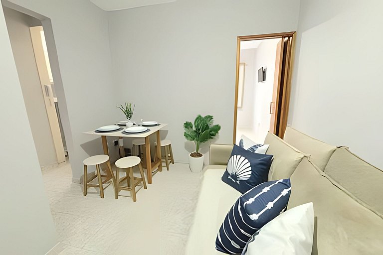 Belíssimo Apê, a 5 min da Praia, até 4 pessoas.