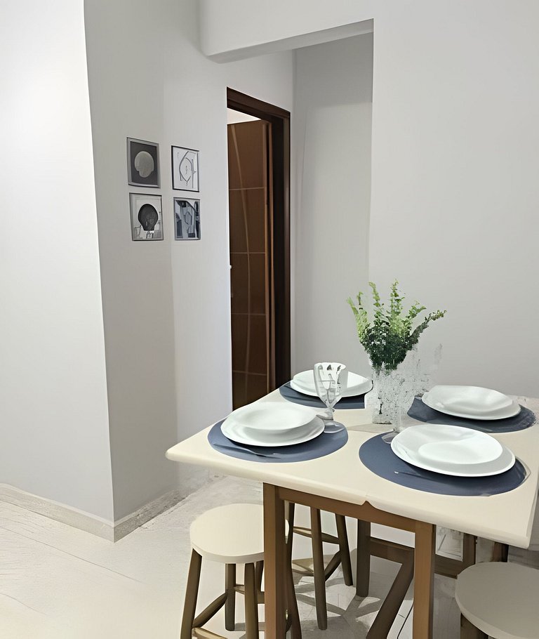 Belíssimo Apê, a 5 min da Praia, até 4 pessoas.