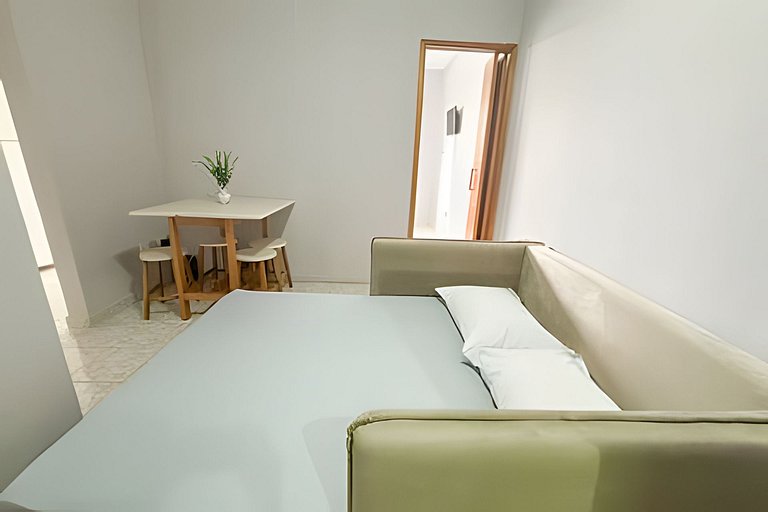 Belíssimo Apê, a 5 min da Praia, até 4 pessoas.