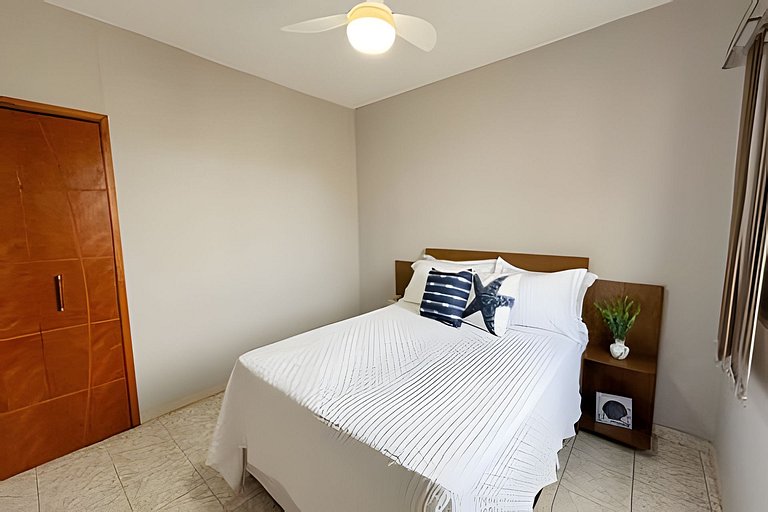 Belíssimo Apê, a 5 min da Praia, até 4 pessoas.