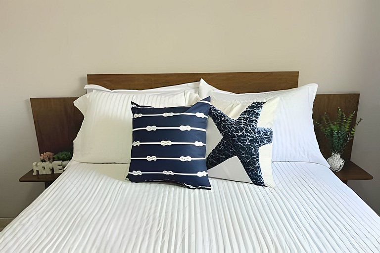 Belíssimo Apê, a 5 min da Praia, até 4 pessoas.