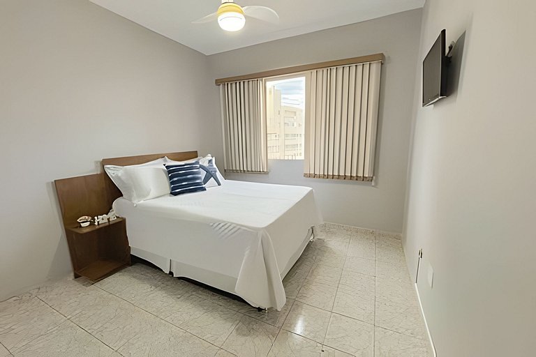 Belíssimo Apê, a 5 min da Praia, até 4 pessoas.