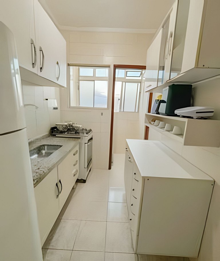 Belíssimo Apê, a 5 min da Praia, até 4 pessoas.