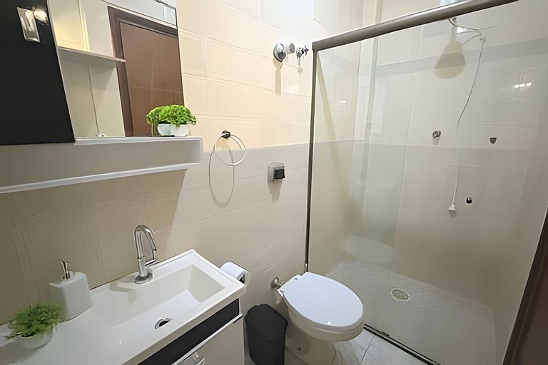 Belíssimo Apê, a 5 min da Praia, até 4 pessoas.