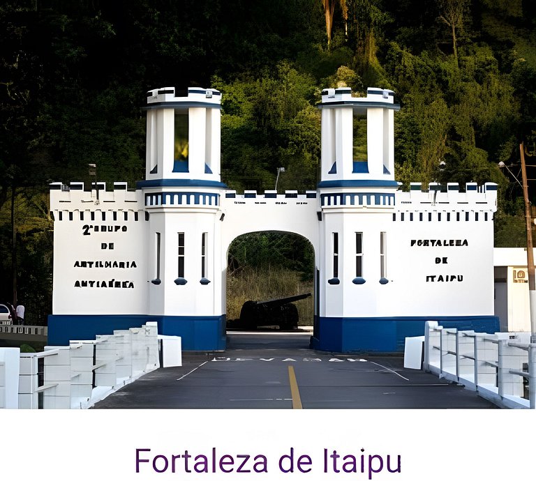 Belíssimo Apê, a 5 min da Praia, até 4 pessoas.