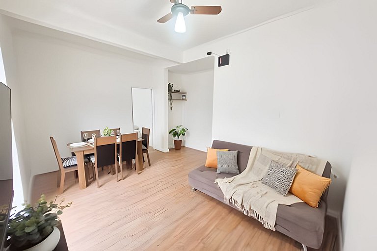 Varanda ensolarada a alguns passos do mar