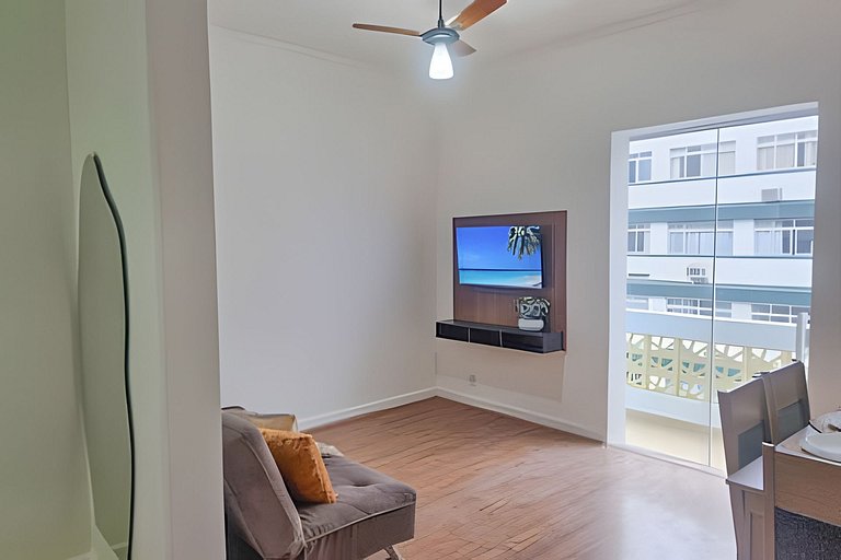 Varanda ensolarada a alguns passos do mar