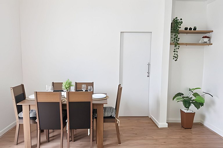 Varanda ensolarada a alguns passos do mar