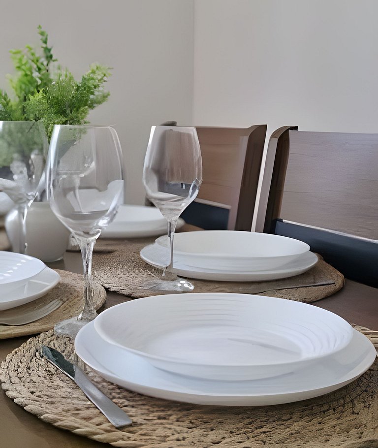 Varanda ensolarada a alguns passos do mar