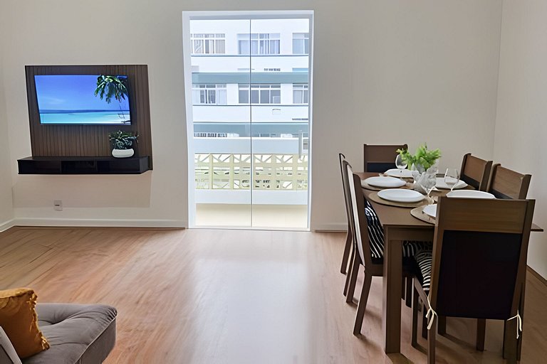 Varanda ensolarada a alguns passos do mar