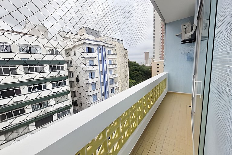 Varanda ensolarada a alguns passos do mar