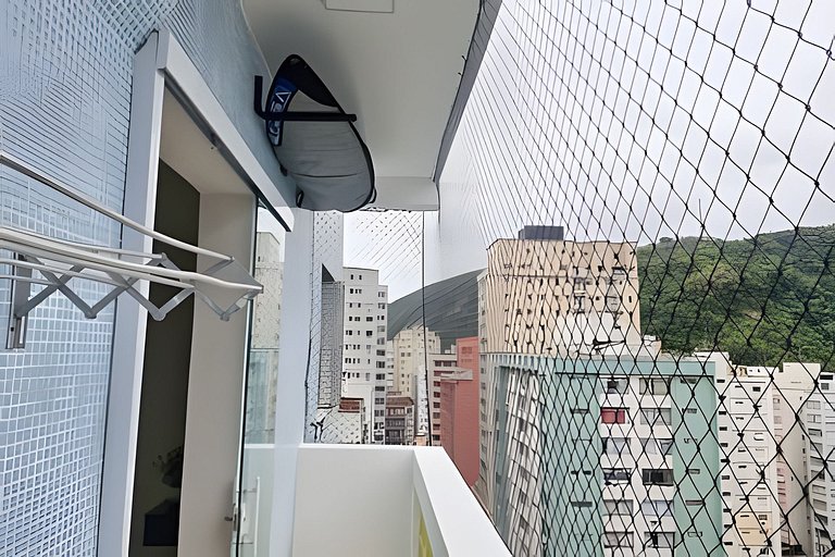 Varanda ensolarada a alguns passos do mar