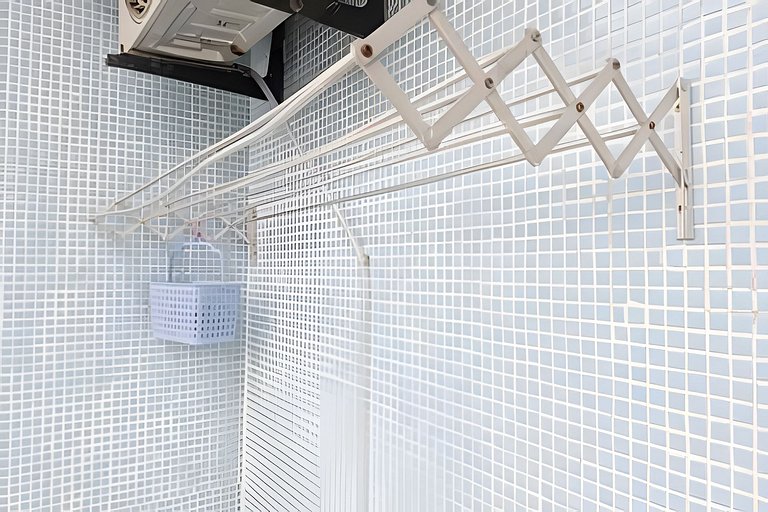 Varanda ensolarada a alguns passos do mar