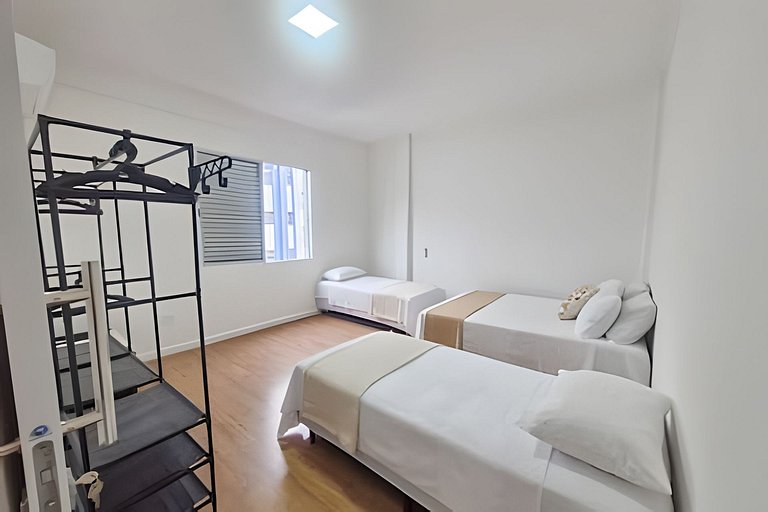 Varanda ensolarada a alguns passos do mar