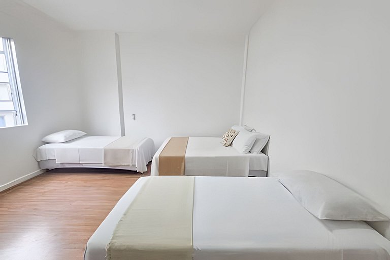 Varanda ensolarada a alguns passos do mar