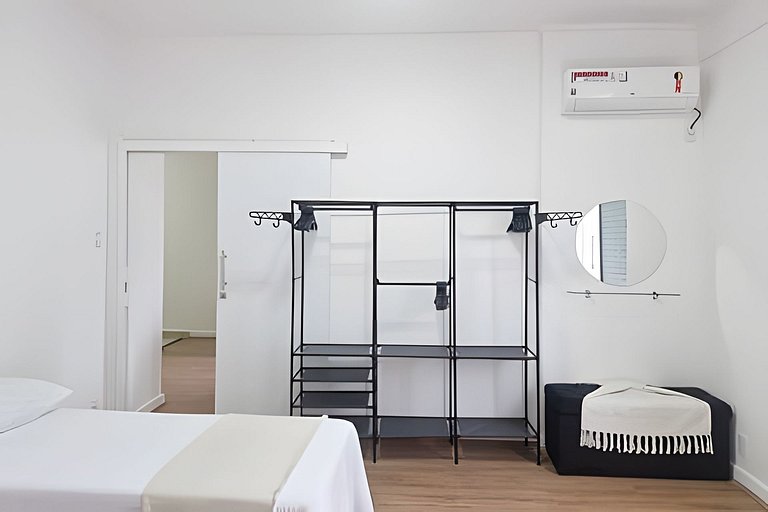 Varanda ensolarada a alguns passos do mar