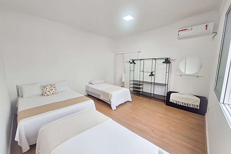 Varanda ensolarada a alguns passos do mar