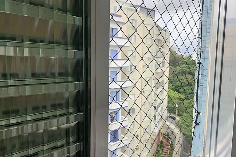 Varanda ensolarada a alguns passos do mar