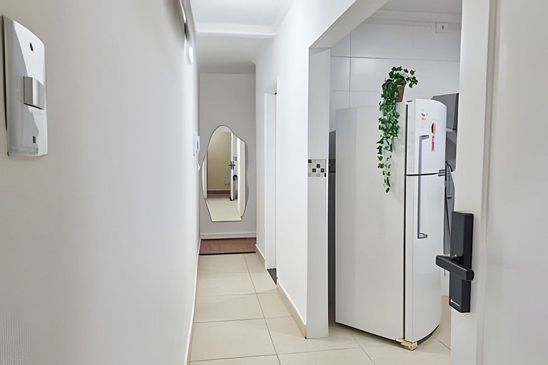 Varanda ensolarada a alguns passos do mar