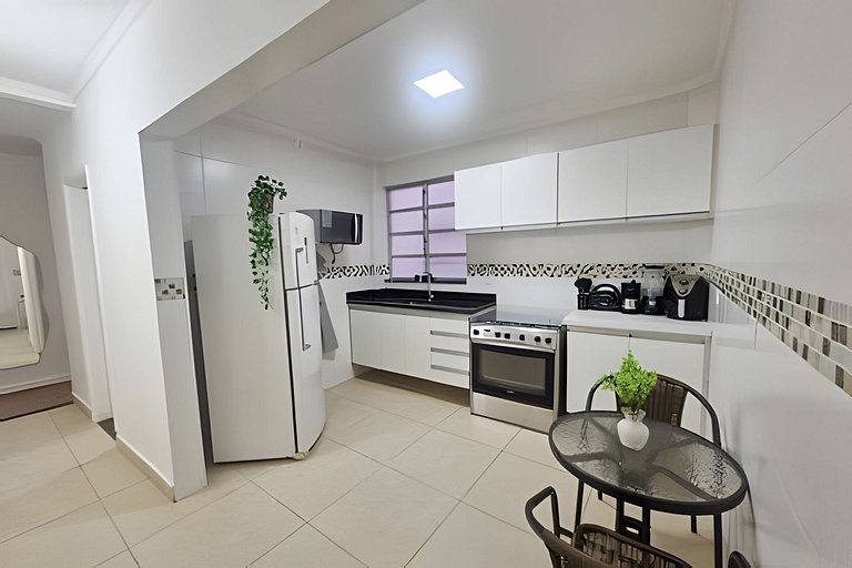 Varanda ensolarada a alguns passos do mar