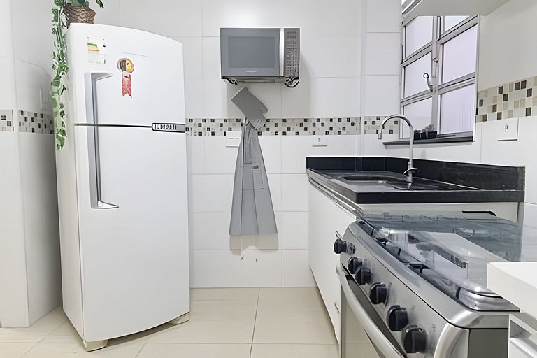 Varanda ensolarada a alguns passos do mar