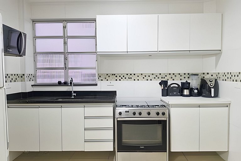 Varanda ensolarada a alguns passos do mar