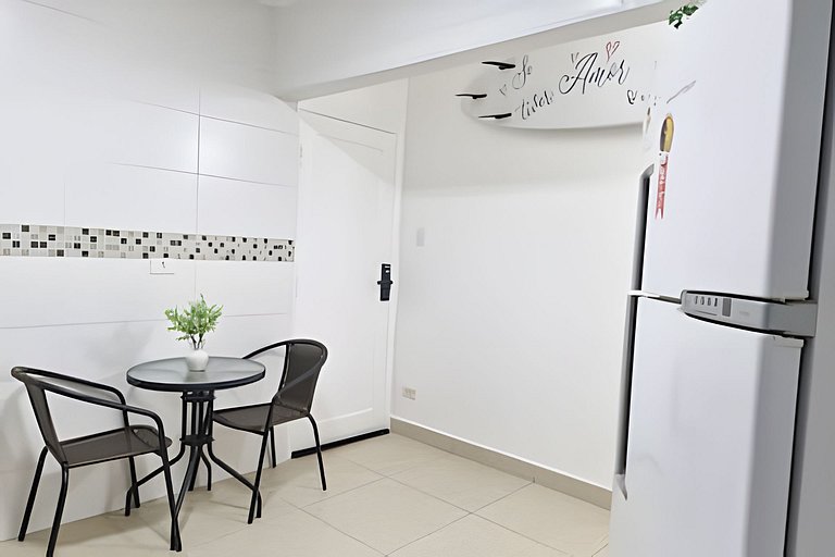 Varanda ensolarada a alguns passos do mar