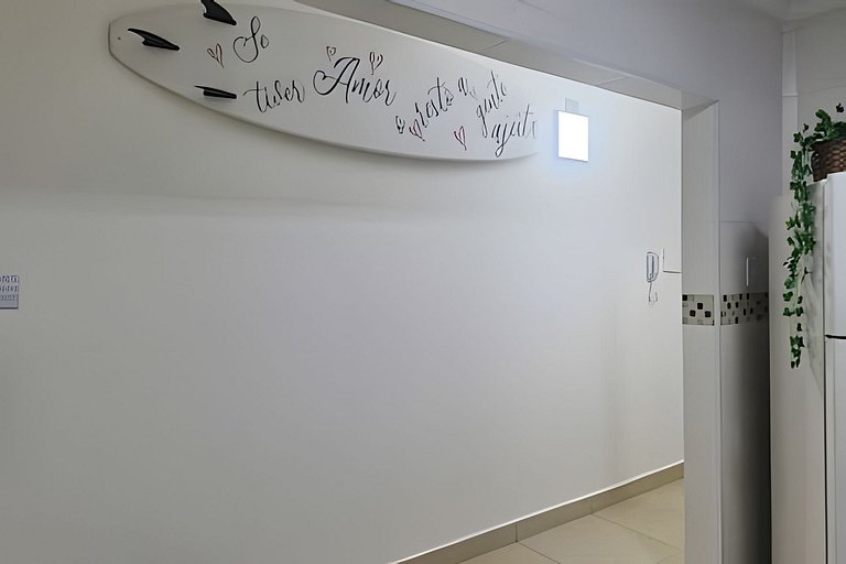 Varanda ensolarada a alguns passos do mar