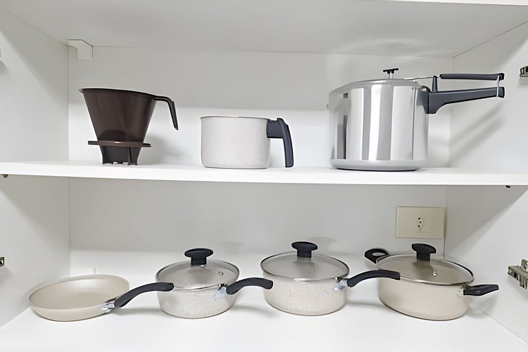 Varanda ensolarada a alguns passos do mar