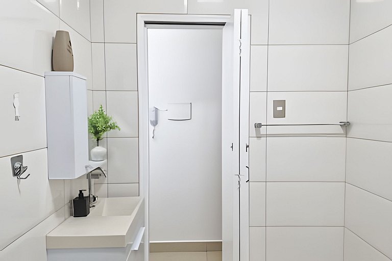 Varanda ensolarada a alguns passos do mar