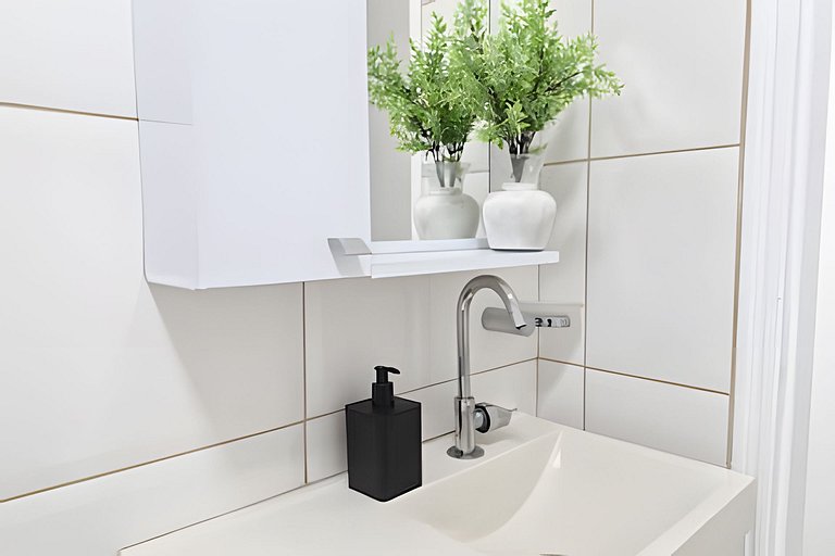 Varanda ensolarada a alguns passos do mar