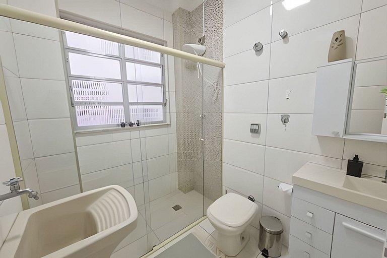 Varanda ensolarada a alguns passos do mar