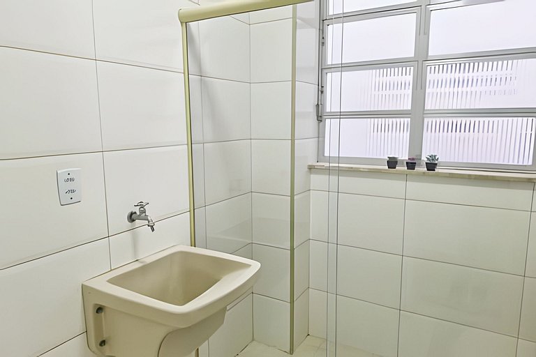 Varanda ensolarada a alguns passos do mar