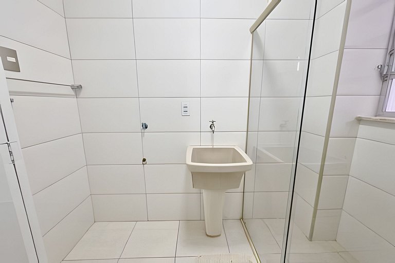 Varanda ensolarada a alguns passos do mar