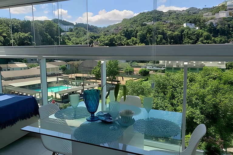 A 100 metros da praia com vista linda!