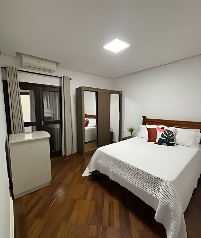 Perto da Praia com ar e estacionamento