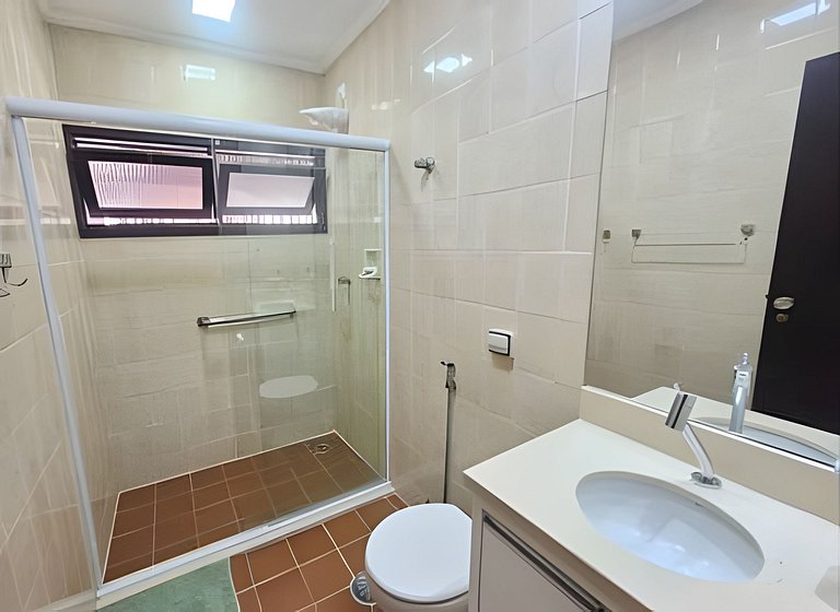 Perto da Praia com ar e estacionamento