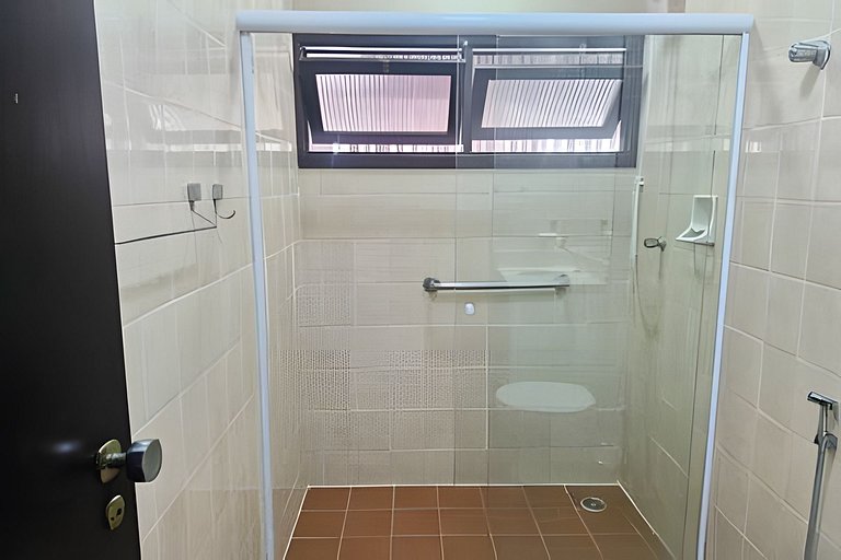 Perto da Praia com ar e estacionamento