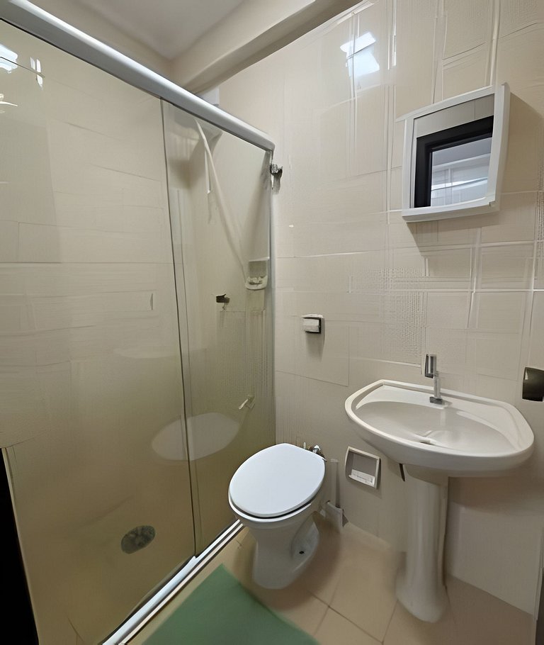 Perto da Praia com ar e estacionamento