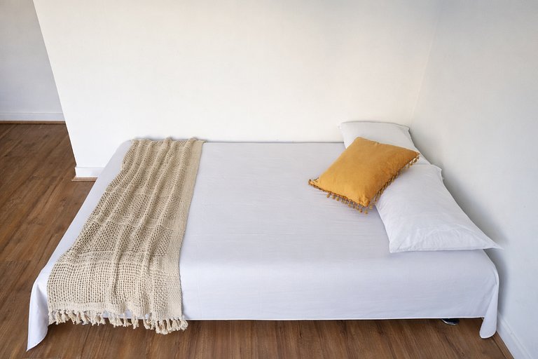 Varanda ensolarada a alguns passos do mar