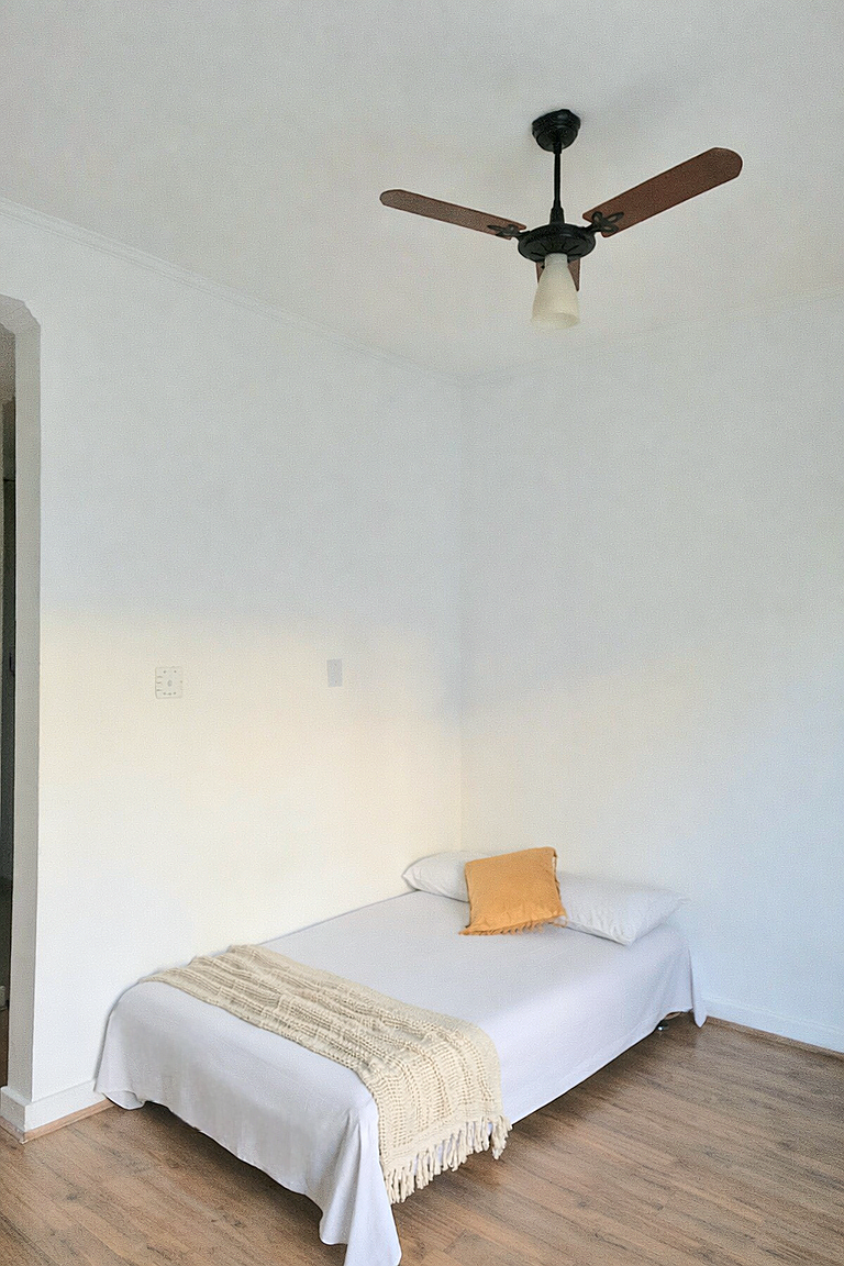 Varanda ensolarada a alguns passos do mar